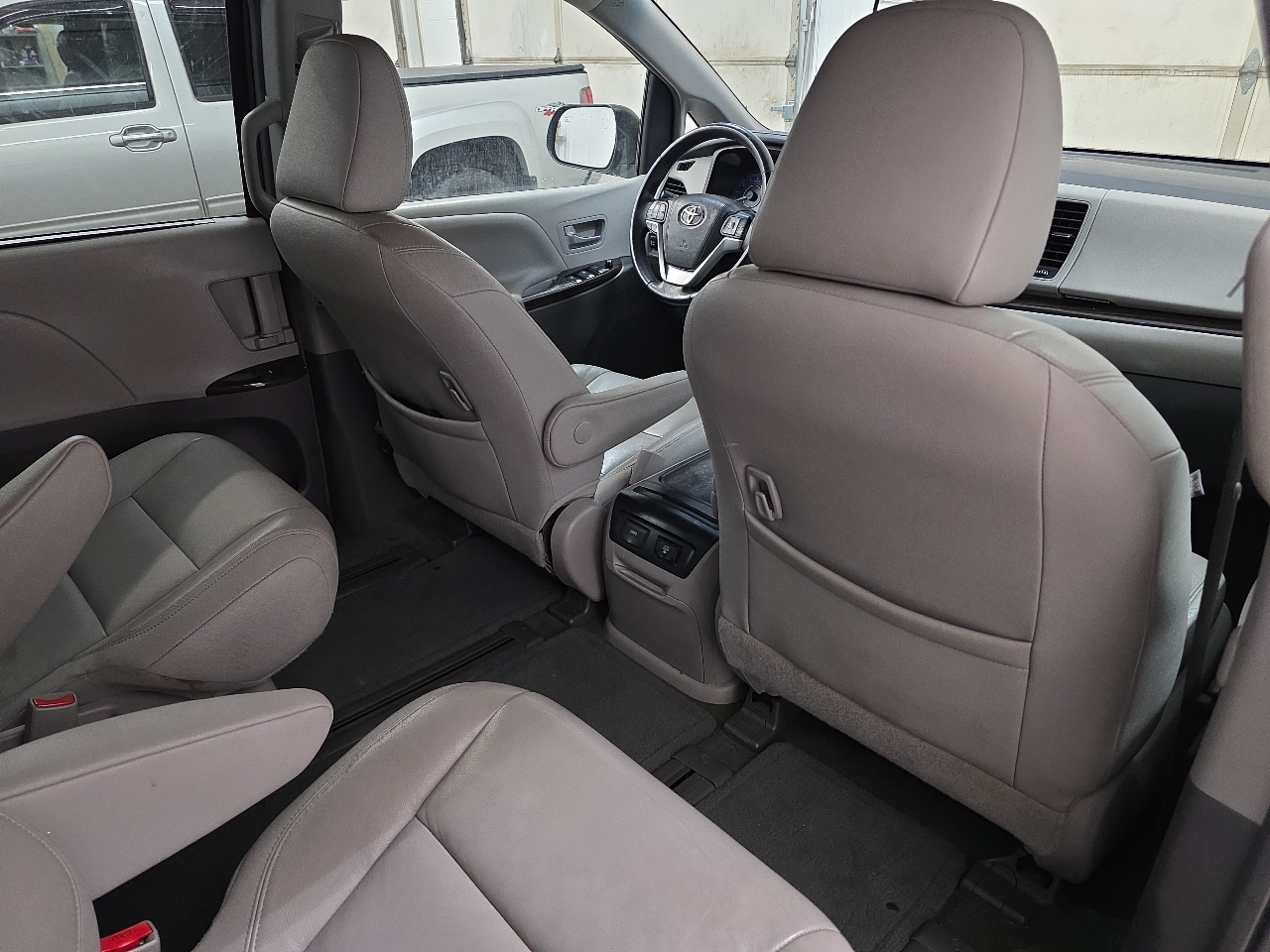 Toyota Sienna 5dr 7-Pass Van XLE Premium AWD (Natl) 2015