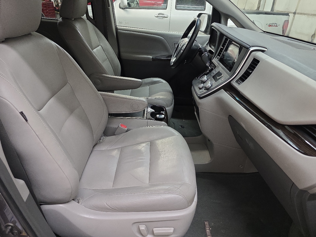 Toyota Sienna 5dr 7-Pass Van XLE Premium AWD (Natl) 2015
