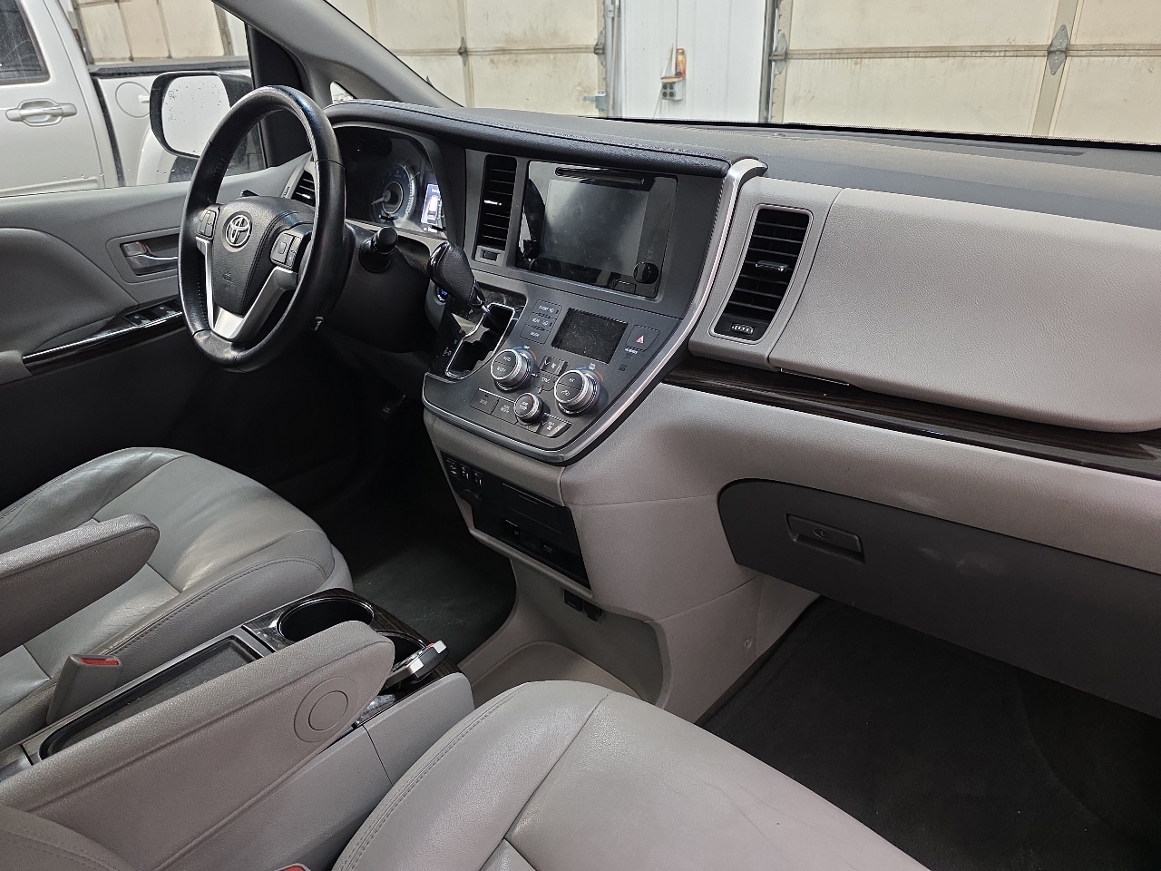 Toyota Sienna 5dr 7-Pass Van XLE Premium AWD (Natl) 2015