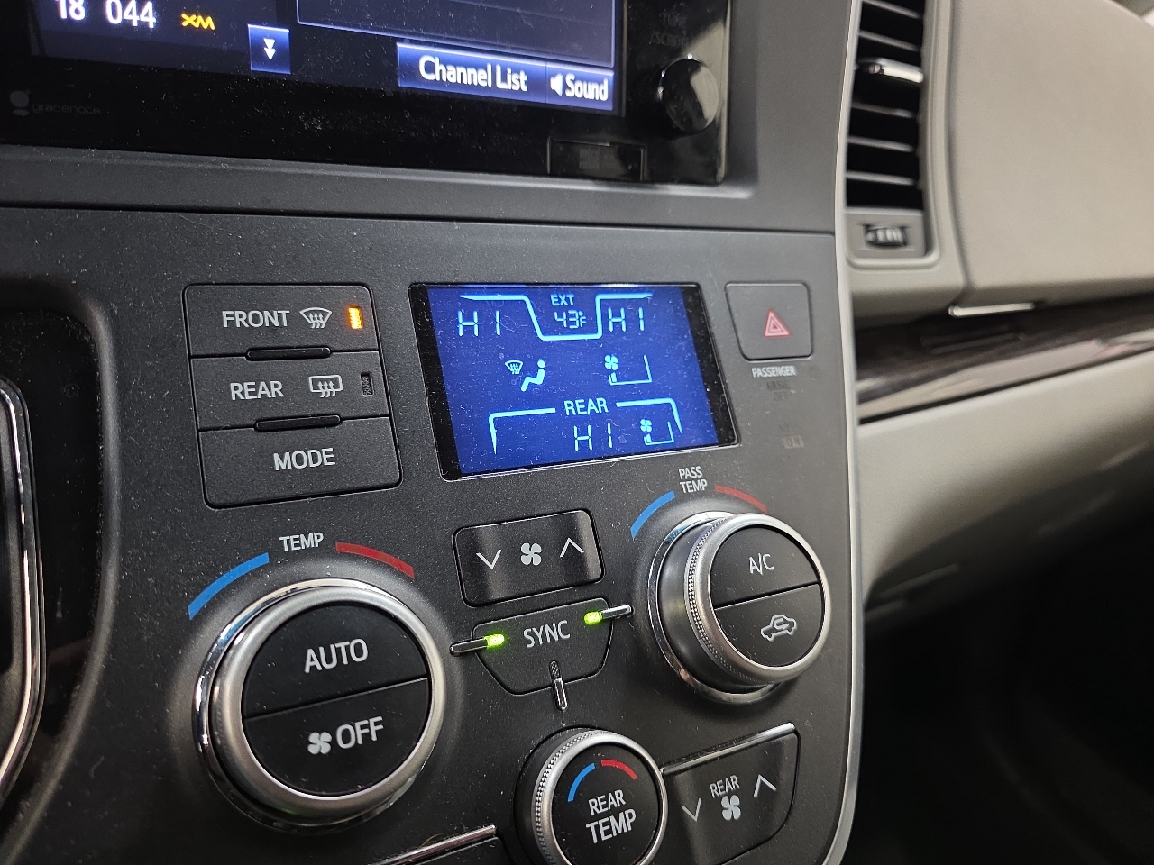 Toyota Sienna 5dr 7-Pass Van XLE Premium AWD (Natl) 2015