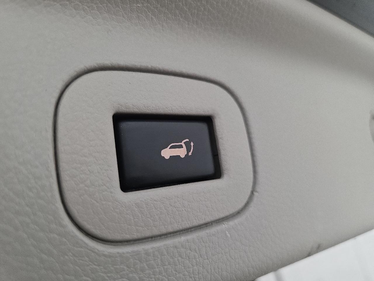 Nissan Quest 4dr SL 2012