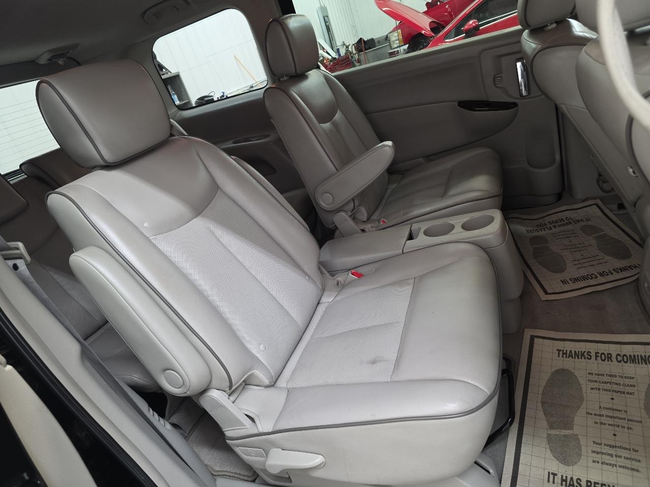 Nissan Quest 4dr SL 2012