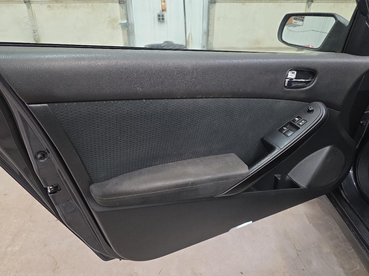 Nissan Altima 2dr Cpe I4 2.5 S 2013