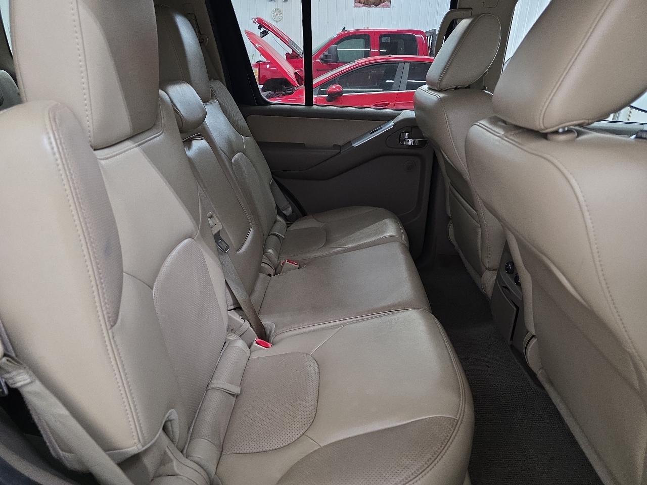 Nissan Pathfinder 4WD 4dr V6 Silver Edition 2012