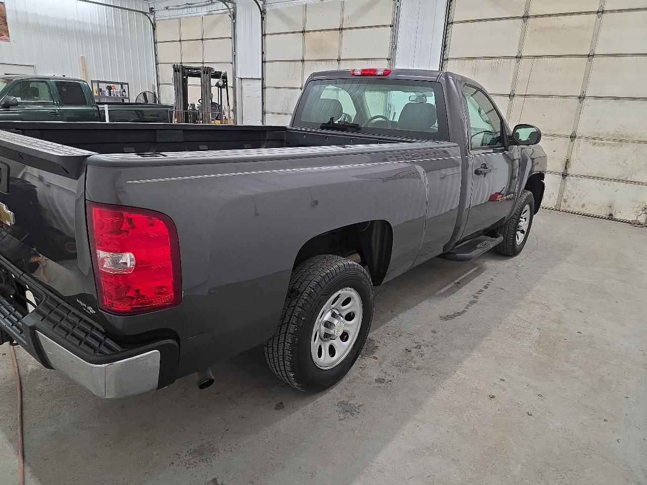 Chevrolet Silverado 1500 2WD Reg Cab 133.0" Work Truck 2011