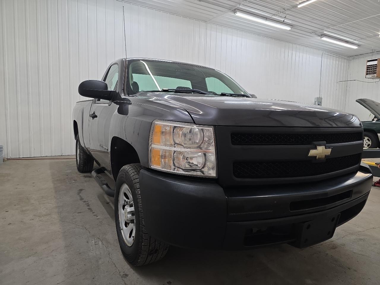 Chevrolet Silverado 1500 2WD Reg Cab 133.0" Work Truck 2011