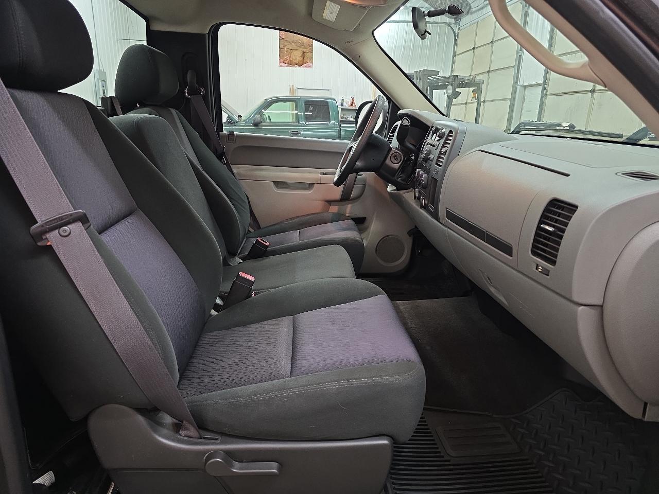 Chevrolet Silverado 1500 2WD Reg Cab 133.0" Work Truck 2011