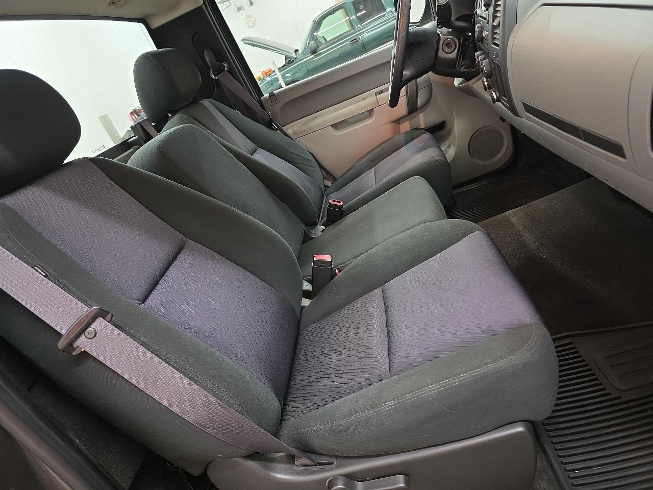 Chevrolet Silverado 1500 2WD Reg Cab 133.0" Work Truck 2011