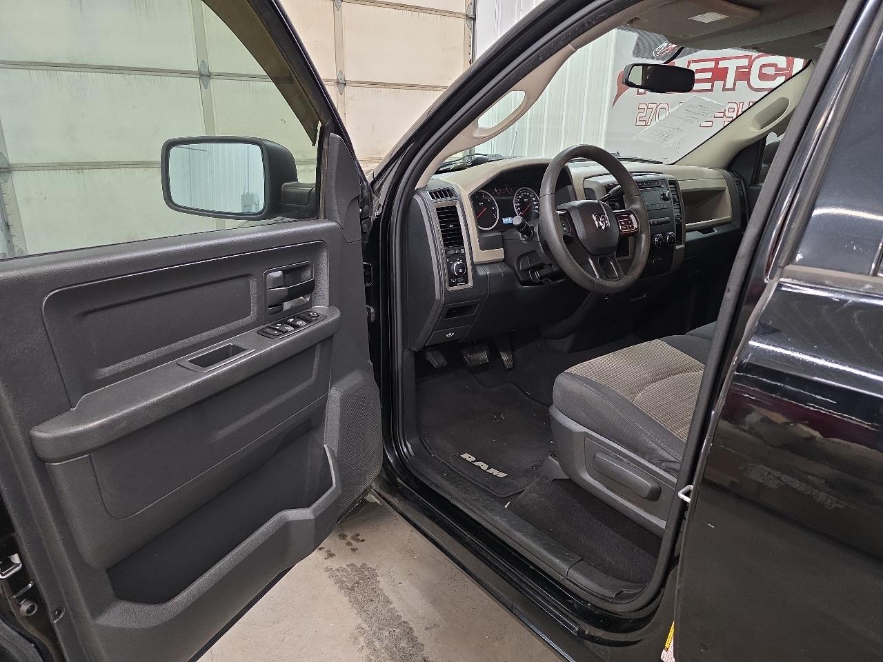 RAM 1500 2WD Quad Cab 140.5" Express 2012