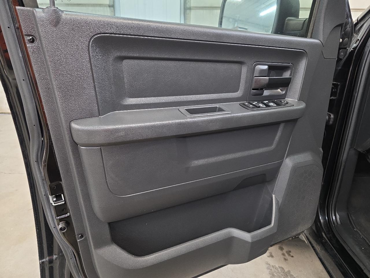 RAM 1500 2WD Quad Cab 140.5" Express 2012