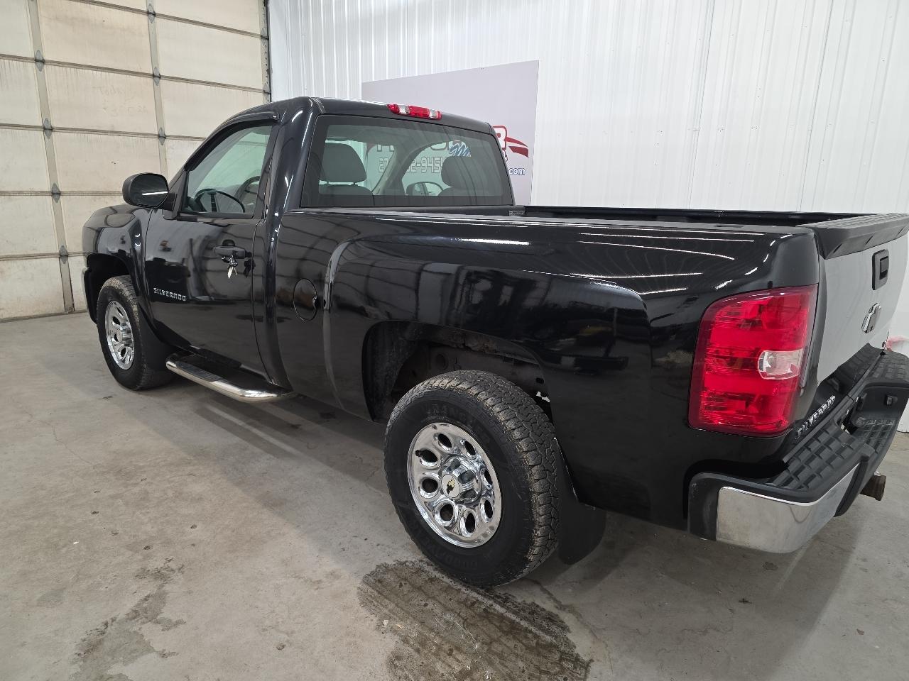 Chevrolet Silverado 1500 4WD Reg Cab 119.0" Work Truck 2010