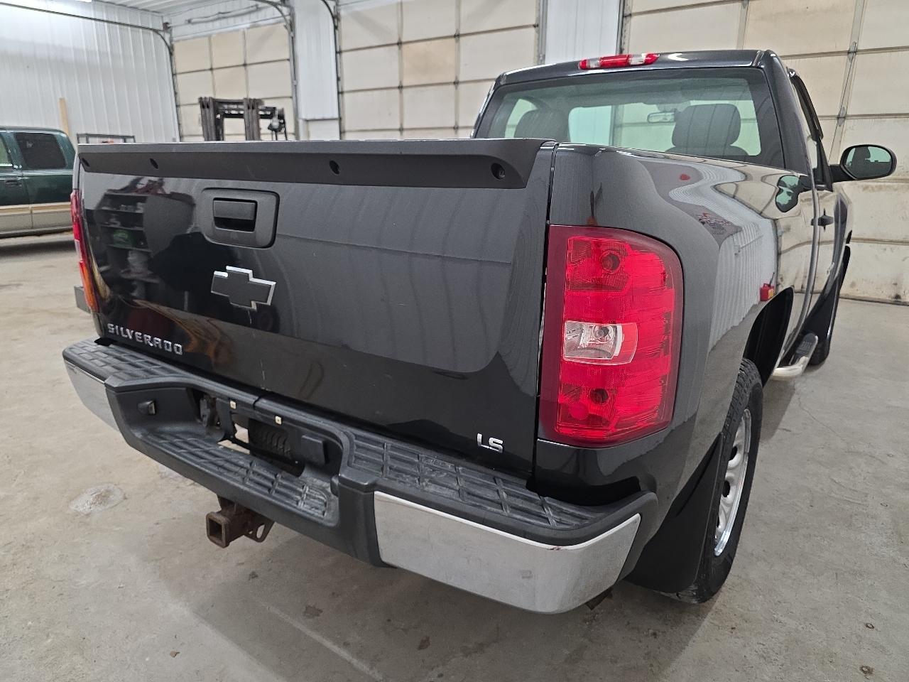Chevrolet Silverado 1500 4WD Reg Cab 119.0" Work Truck 2010