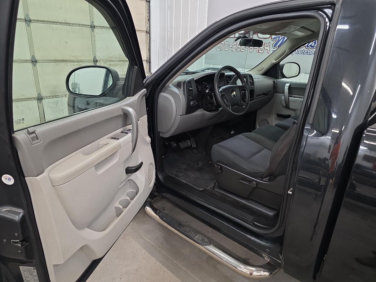 Chevrolet Silverado 1500 4WD Reg Cab 119.0" Work Truck 2010