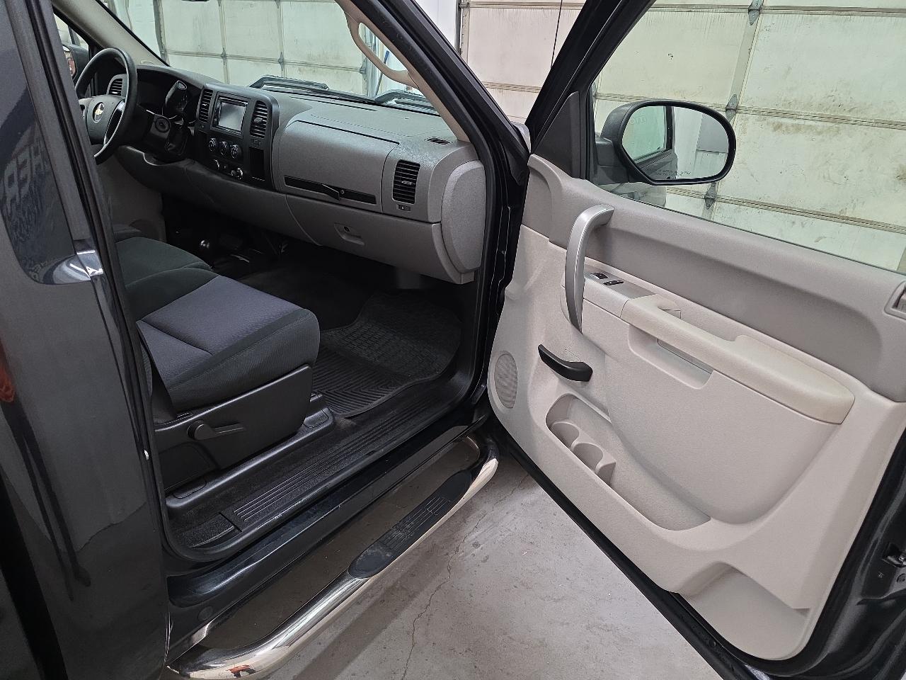 Chevrolet Silverado 1500 4WD Reg Cab 119.0" Work Truck 2010