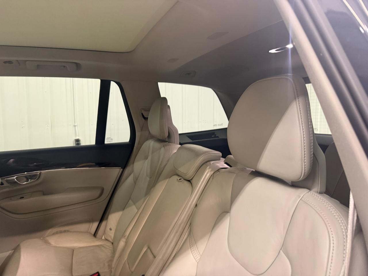 Volvo XC90 T6 AWD 7-Passenger Momentum 2017