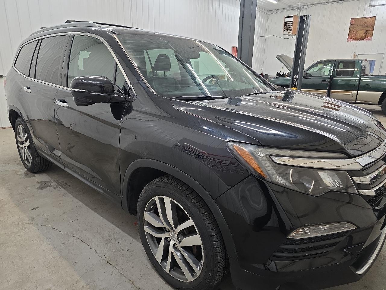 Honda Pilot AWD 4dr Touring w/RES & Navi 2016