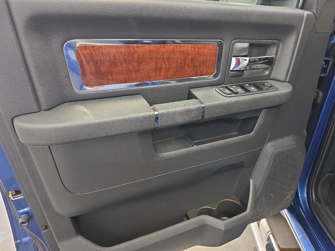 Dodge Ram 1500 4WD Crew Cab 140.5" Laramie 2009