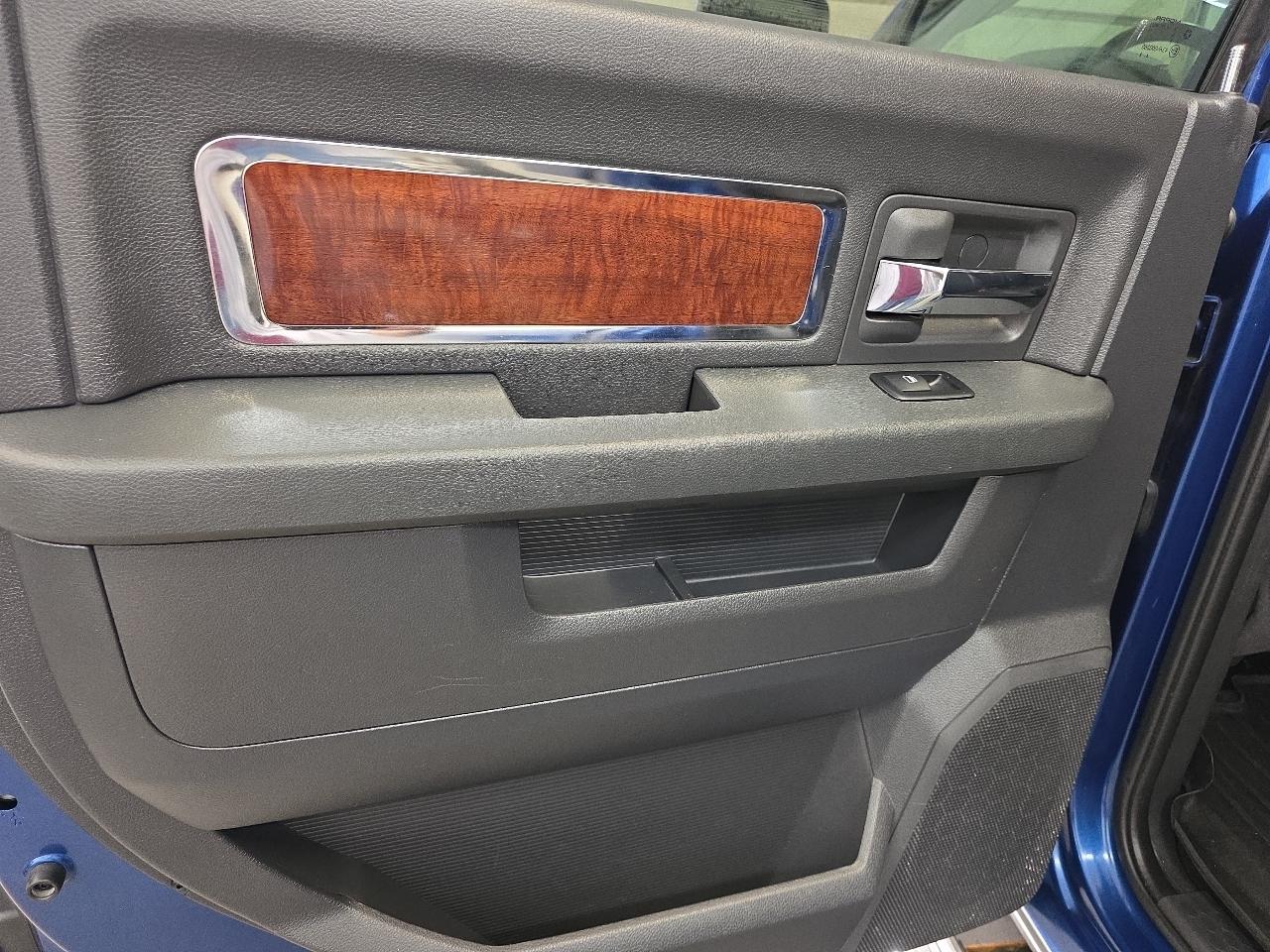 Dodge Ram 1500 4WD Crew Cab 140.5" Laramie 2009