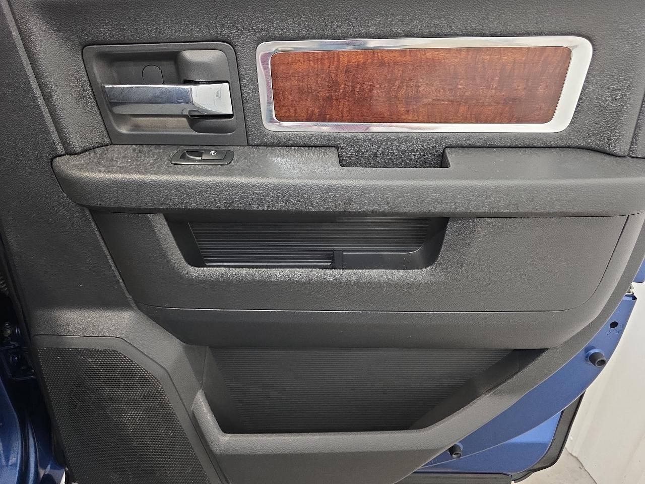 Dodge Ram 1500 4WD Crew Cab 140.5" Laramie 2009