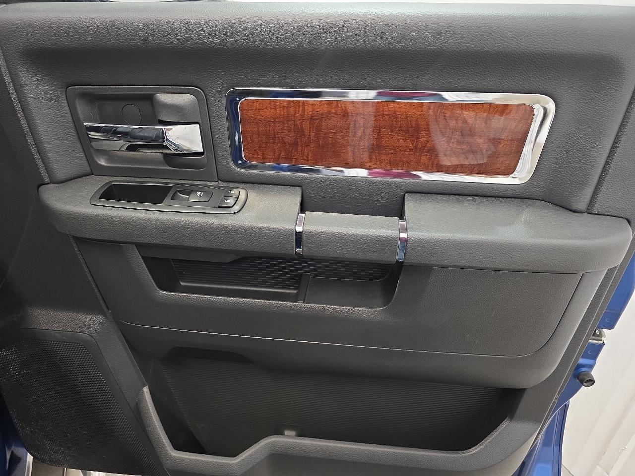 Dodge Ram 1500 4WD Crew Cab 140.5" Laramie 2009