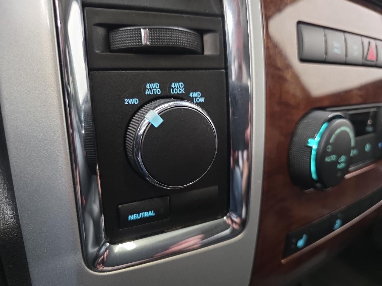 Dodge Ram 1500 4WD Crew Cab 140.5" Laramie 2009