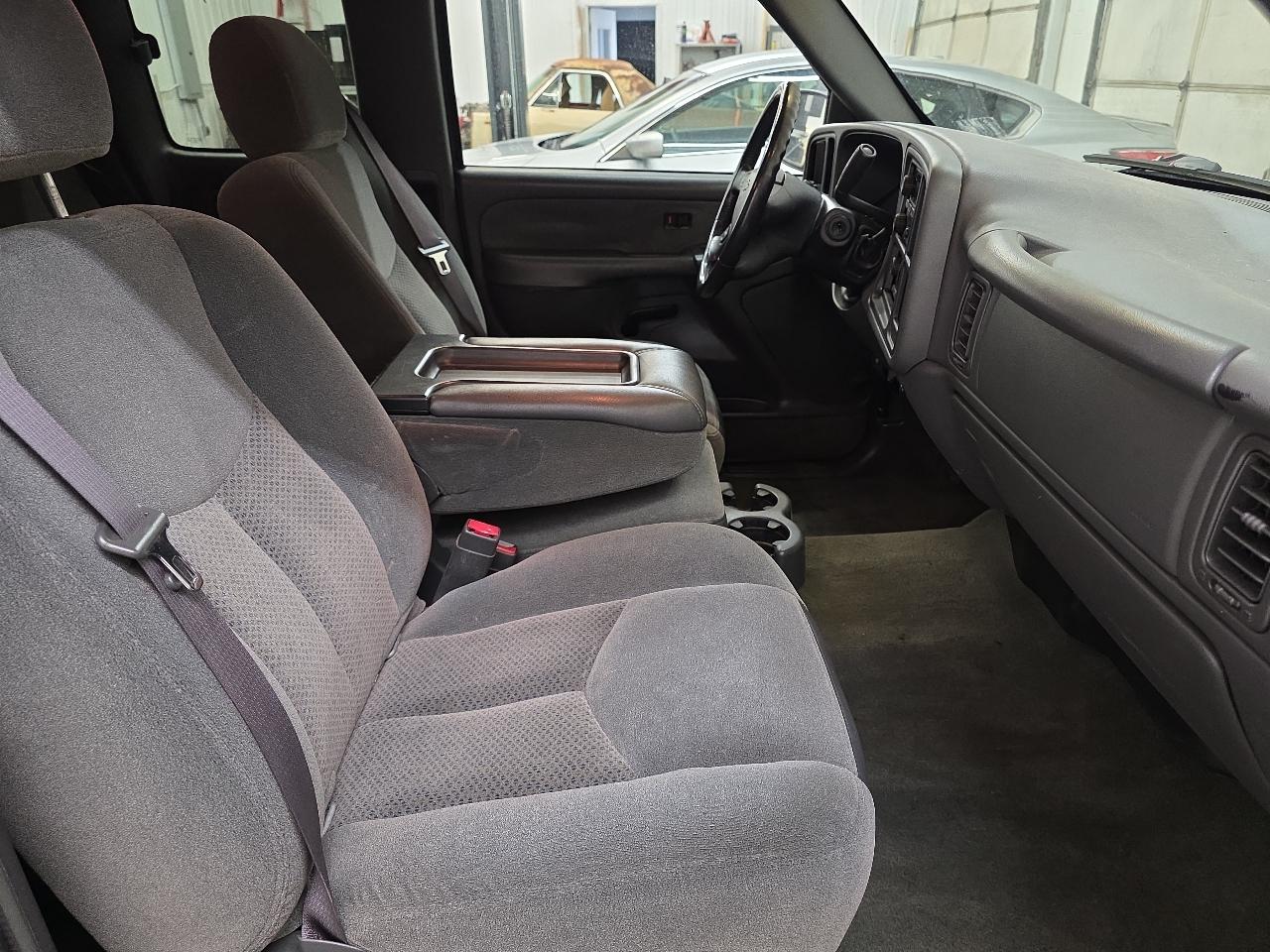 Chevrolet Silverado 1500 Ext Cab 143.5" WB LS 2003