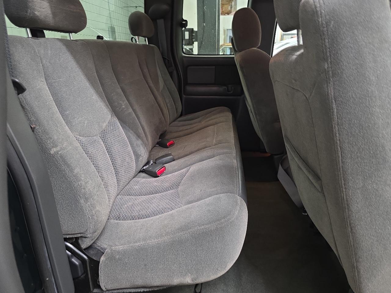 Chevrolet Silverado 1500 Ext Cab 143.5" WB LS 2003