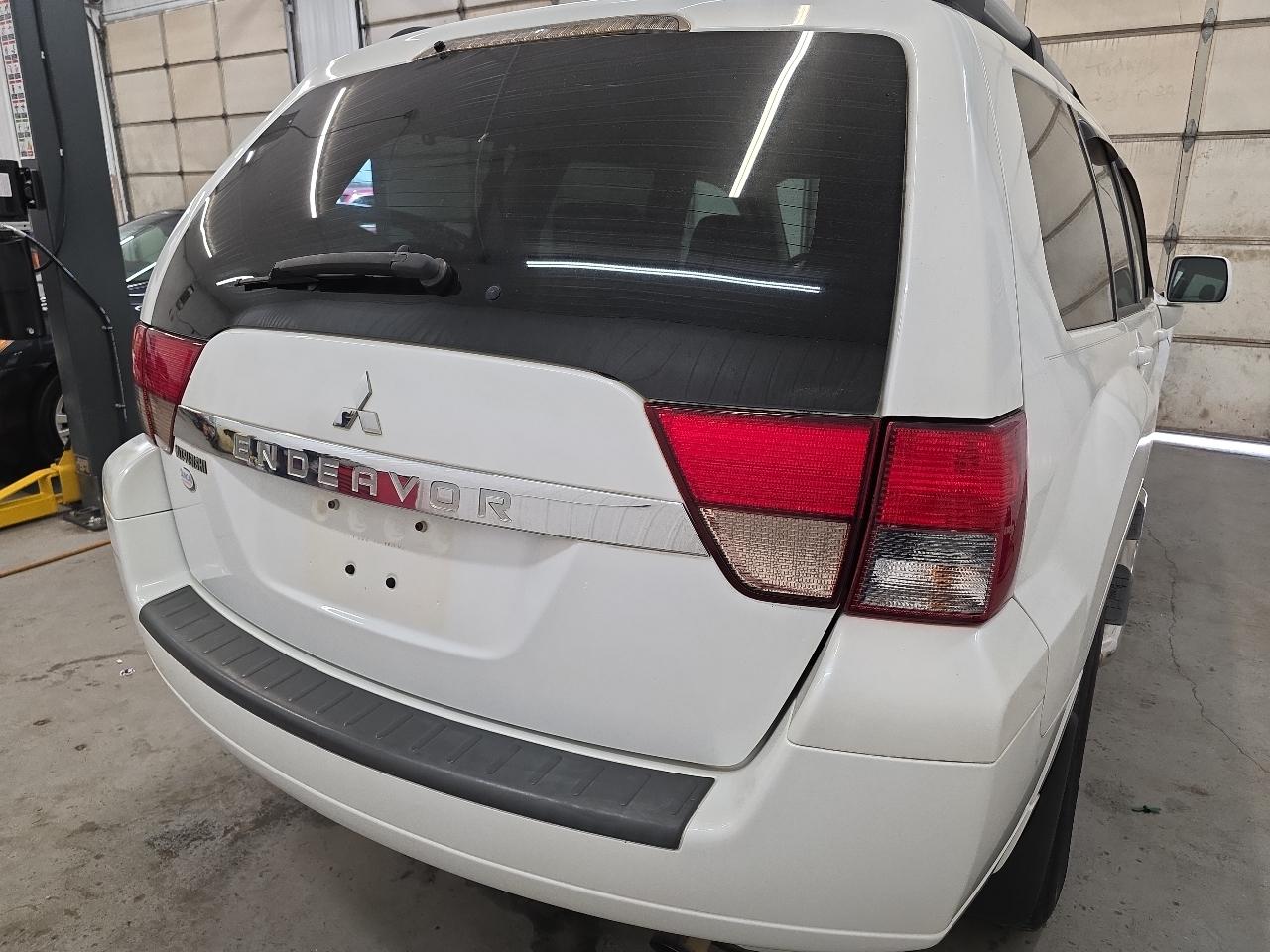 Mitsubishi Endeavor AWD 4dr LS 2011