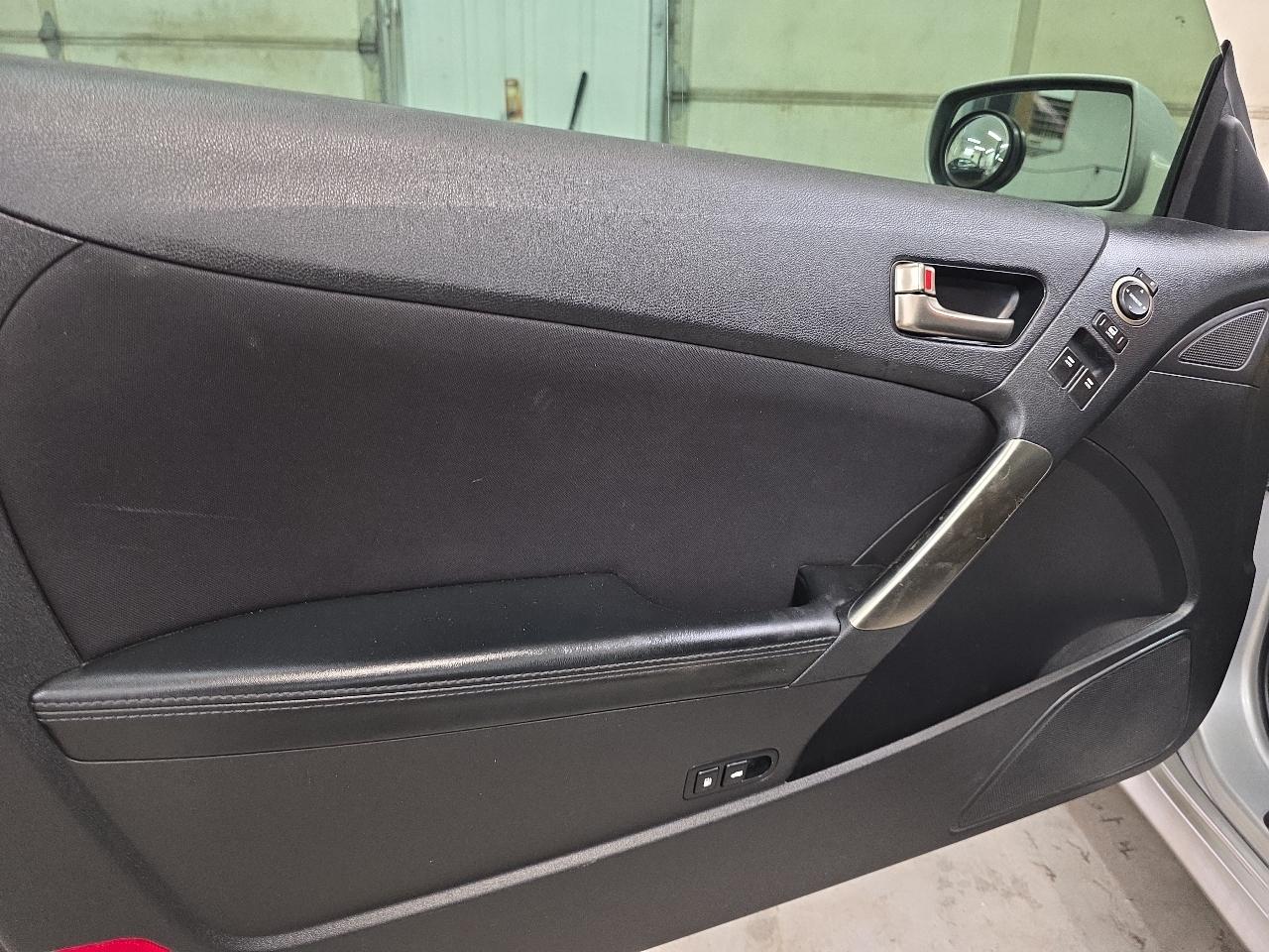 Hyundai Genesis Coupe 2dr I4 2.0T Auto 2013