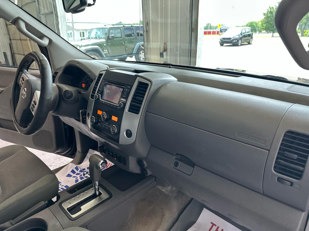 Nissan Frontier 4WD Crew Cab SWB Auto SV 2015