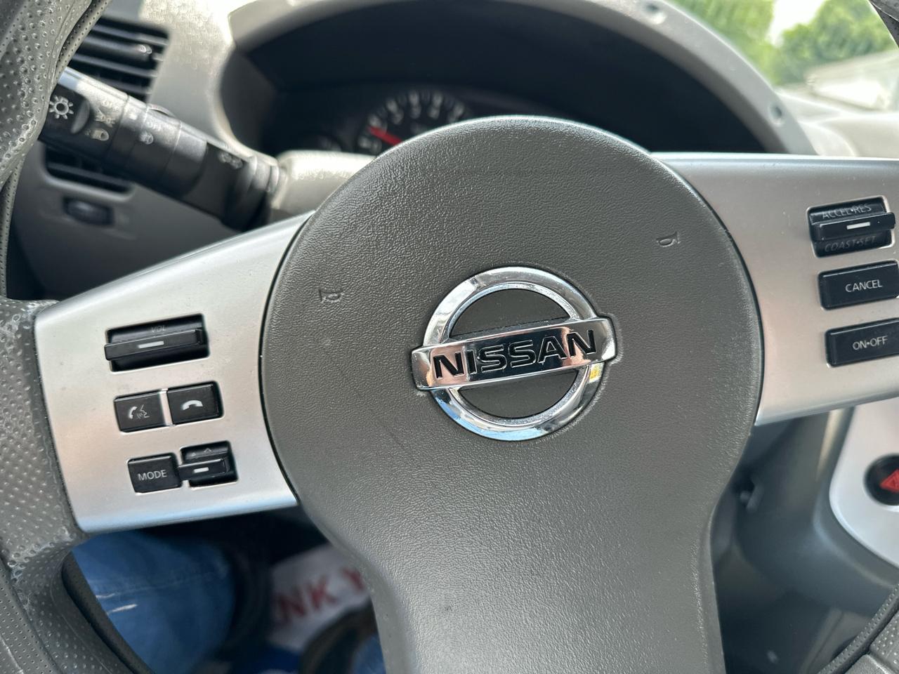 Nissan Frontier 4WD Crew Cab SWB Auto SV 2015