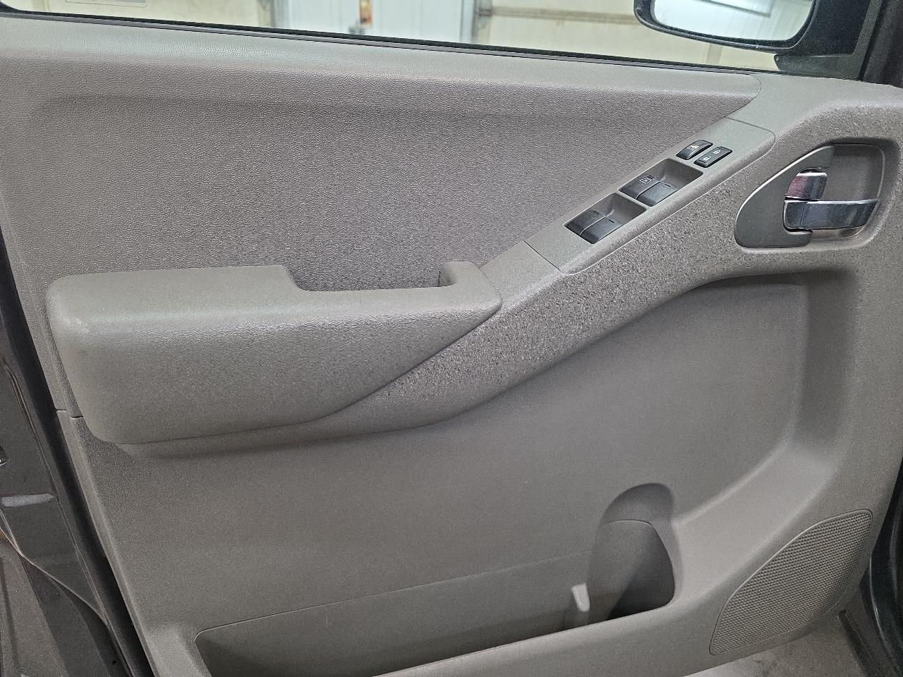 Nissan Frontier 4WD Crew Cab SWB Auto SV 2012