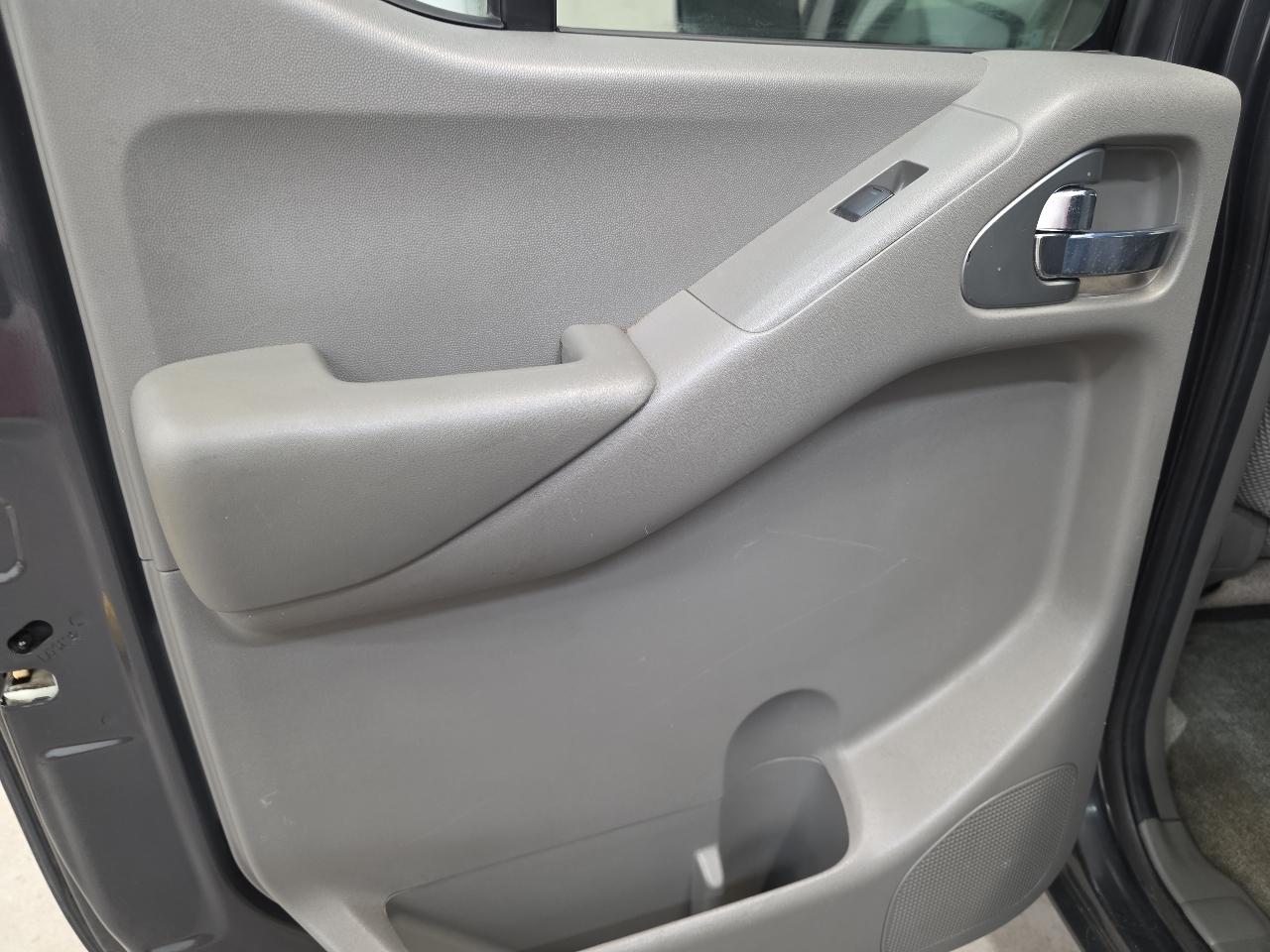 Nissan Frontier 4WD Crew Cab SWB Auto SV 2012