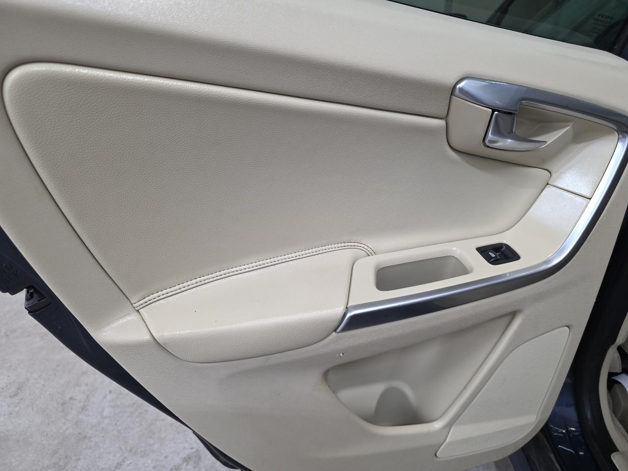 Volvo XC60 2015.5 AWD 4dr T6 2015