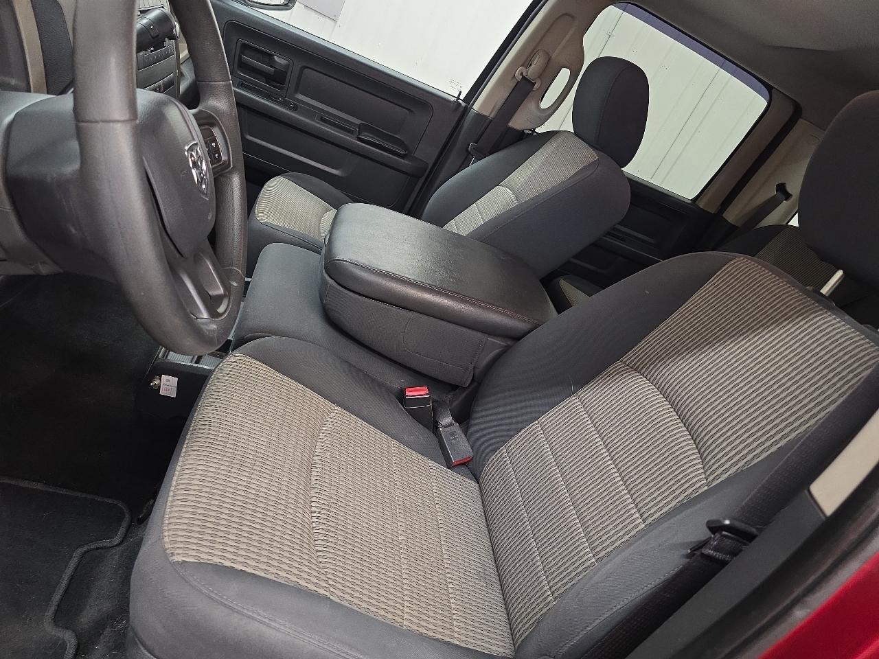 RAM 1500 4WD Crew Cab 140.5" Express 2012