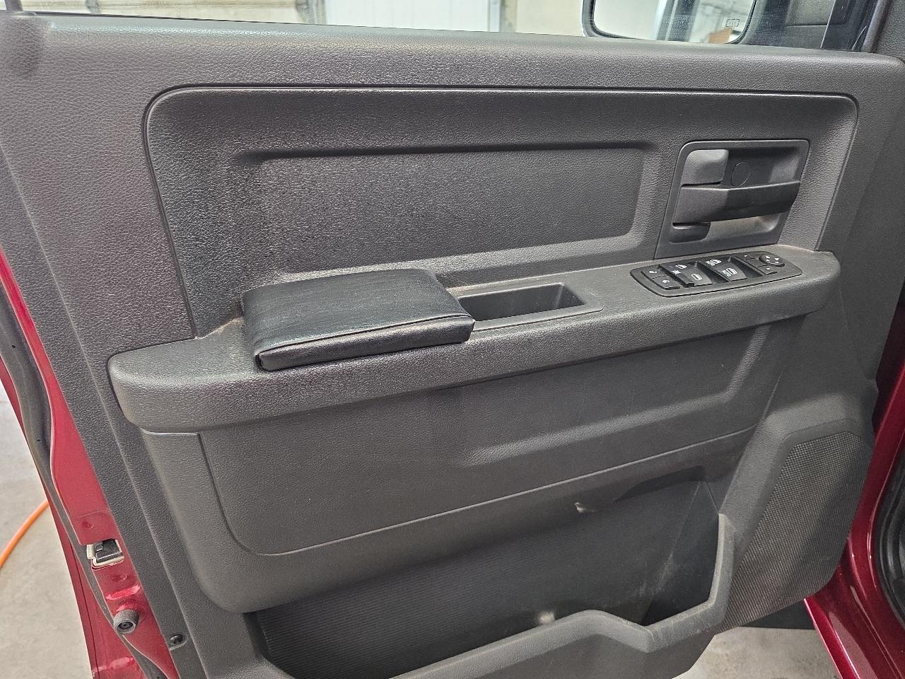 RAM 1500 4WD Crew Cab 140.5" Express 2012