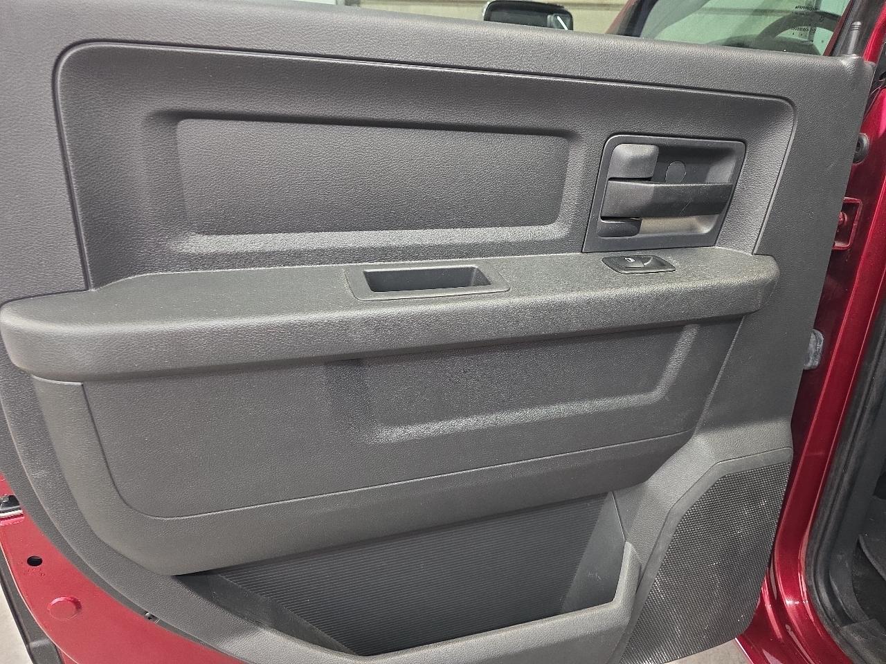 RAM 1500 4WD Crew Cab 140.5" Express 2012