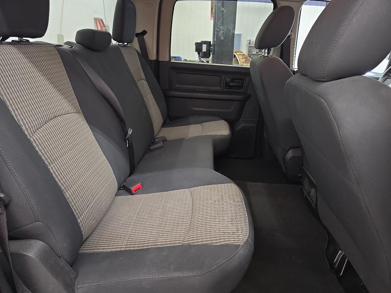 RAM 1500 4WD Crew Cab 140.5" Express 2012