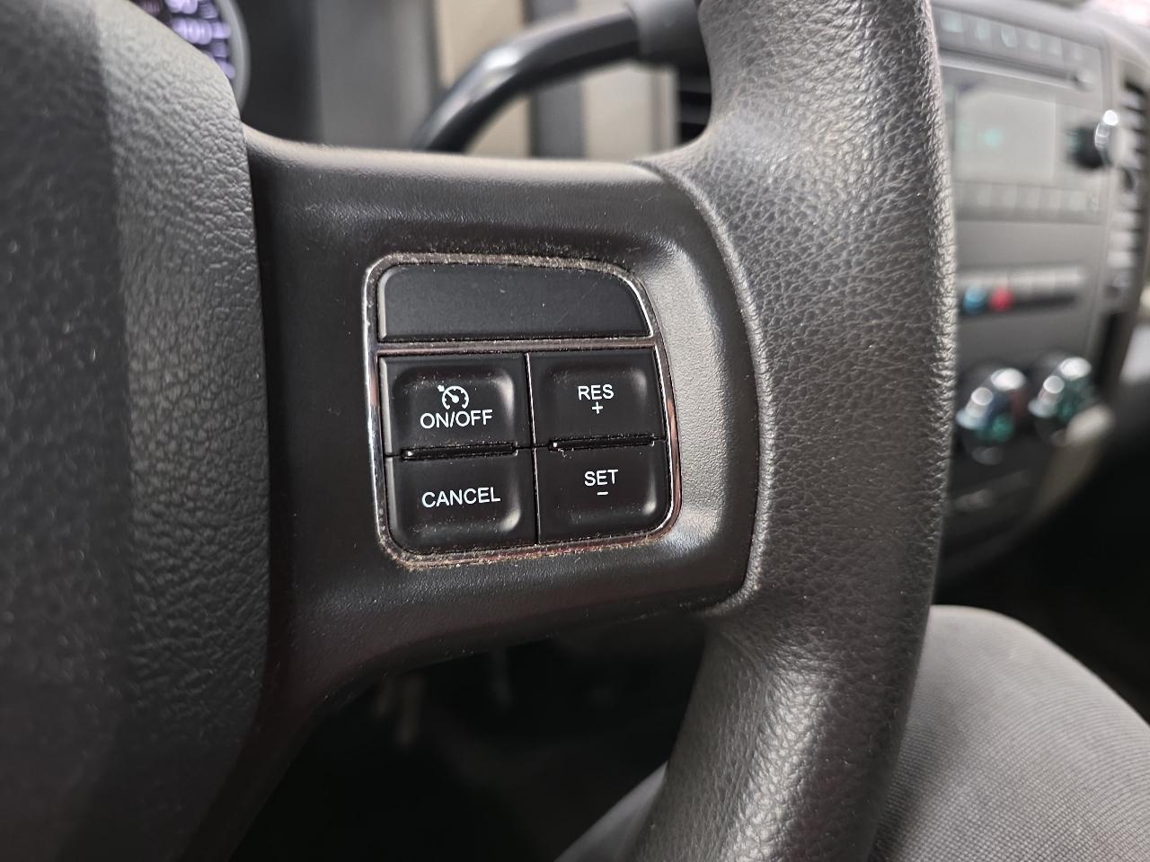 RAM 1500 4WD Crew Cab 140.5" Express 2012