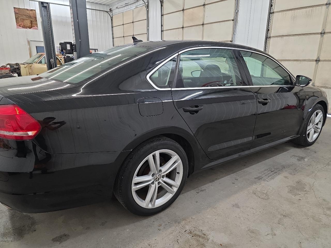 Volkswagen Passat 4dr Sdn 3.6L V6 DSG SE w/Sunroof 2012