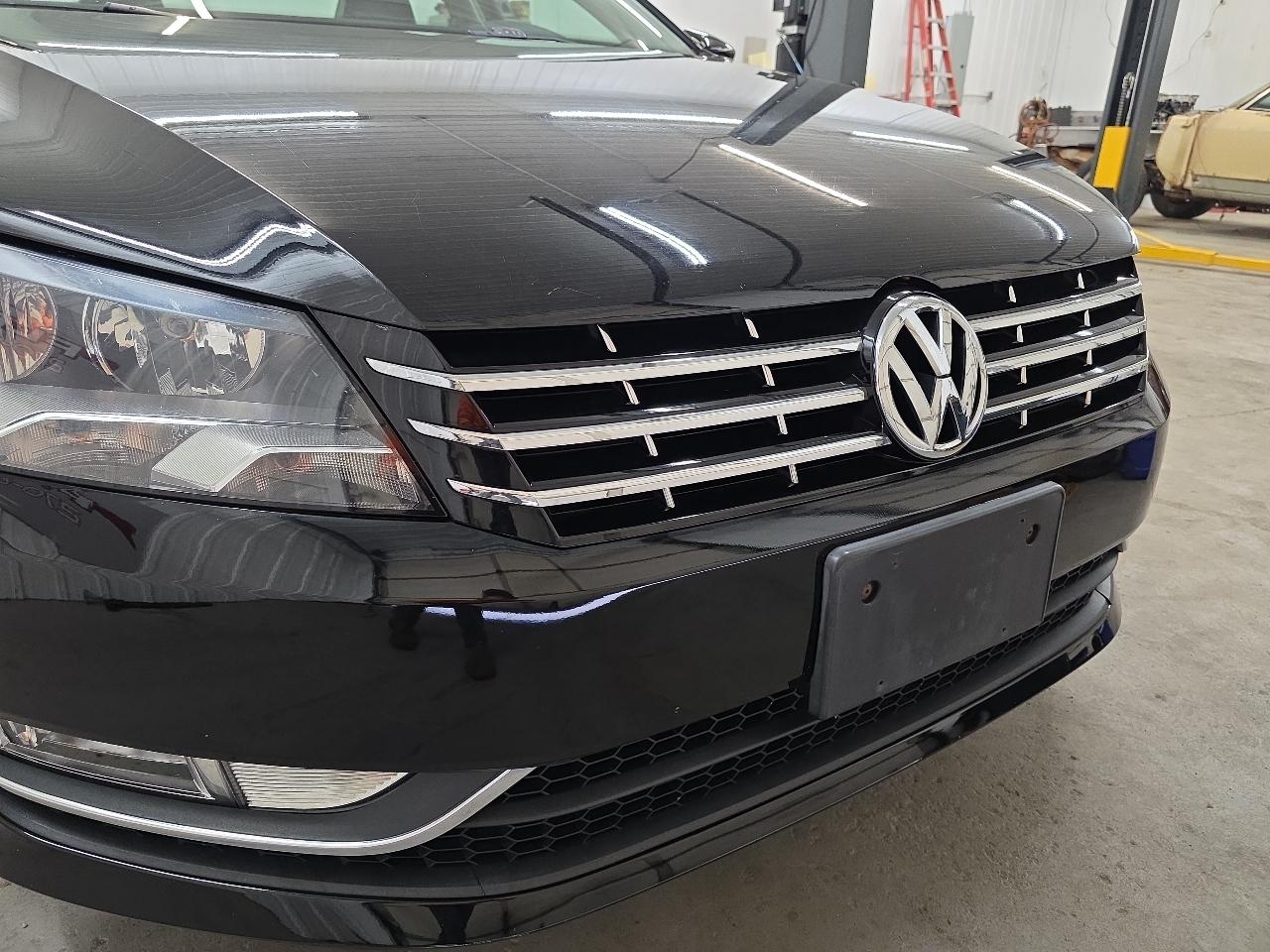Volkswagen Passat 4dr Sdn 3.6L V6 DSG SE w/Sunroof 2012