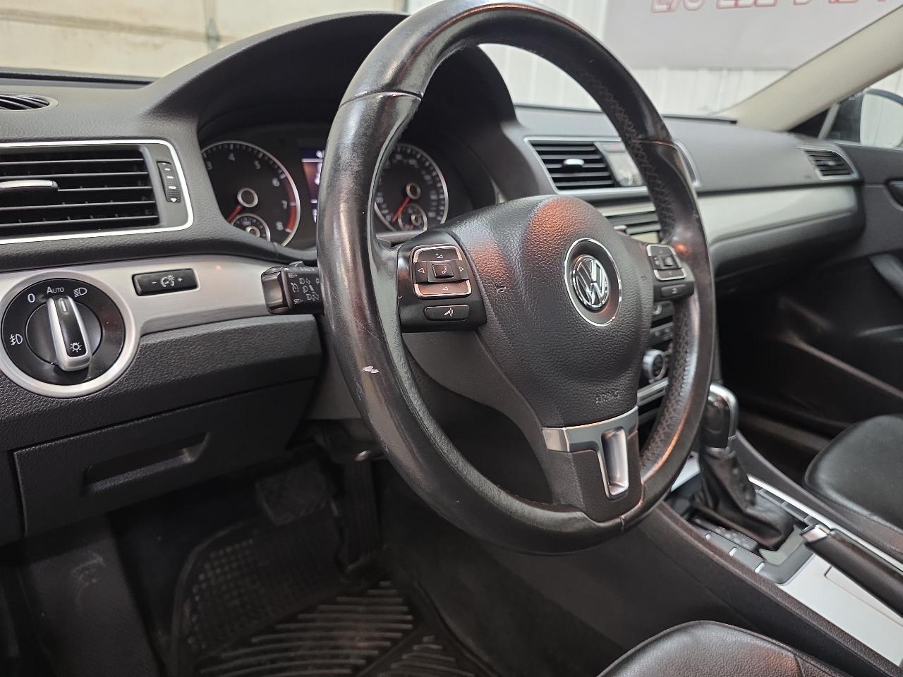 Volkswagen Passat 4dr Sdn 3.6L V6 DSG SE w/Sunroof 2012