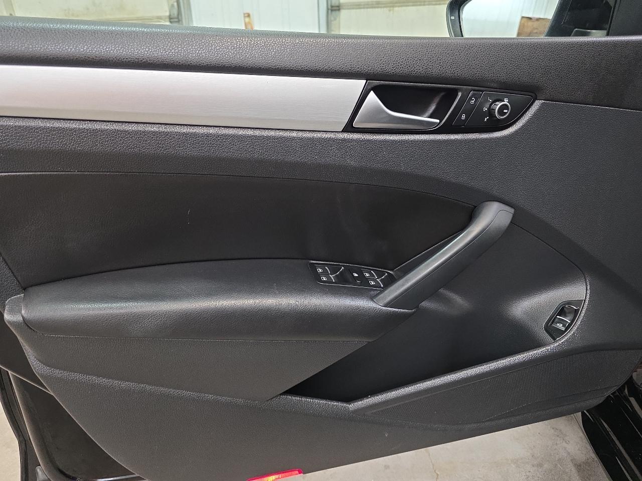 Volkswagen Passat 4dr Sdn 3.6L V6 DSG SE w/Sunroof 2012