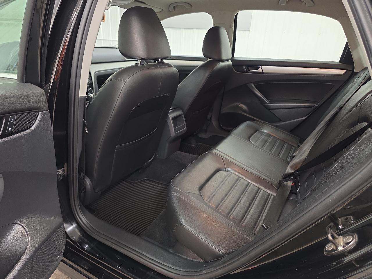 Volkswagen Passat 4dr Sdn 3.6L V6 DSG SE w/Sunroof 2012