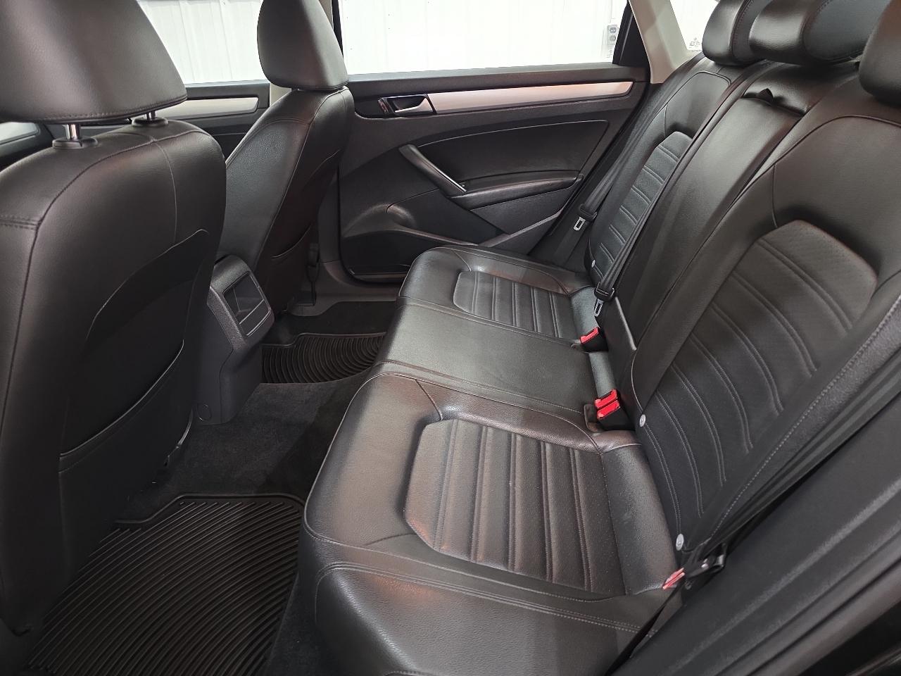 Volkswagen Passat 4dr Sdn 3.6L V6 DSG SE w/Sunroof 2012