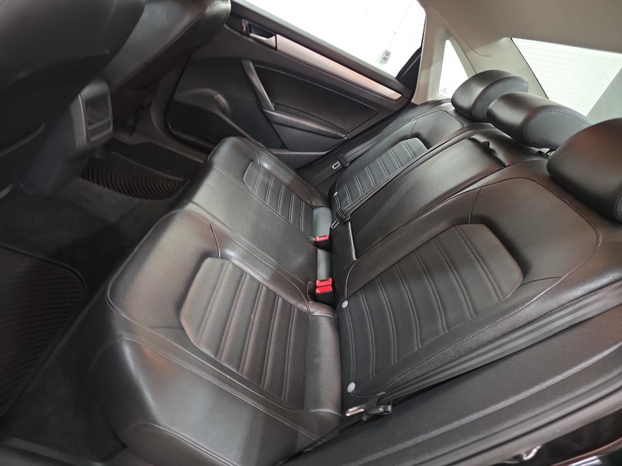 Volkswagen Passat 4dr Sdn 3.6L V6 DSG SE w/Sunroof 2012