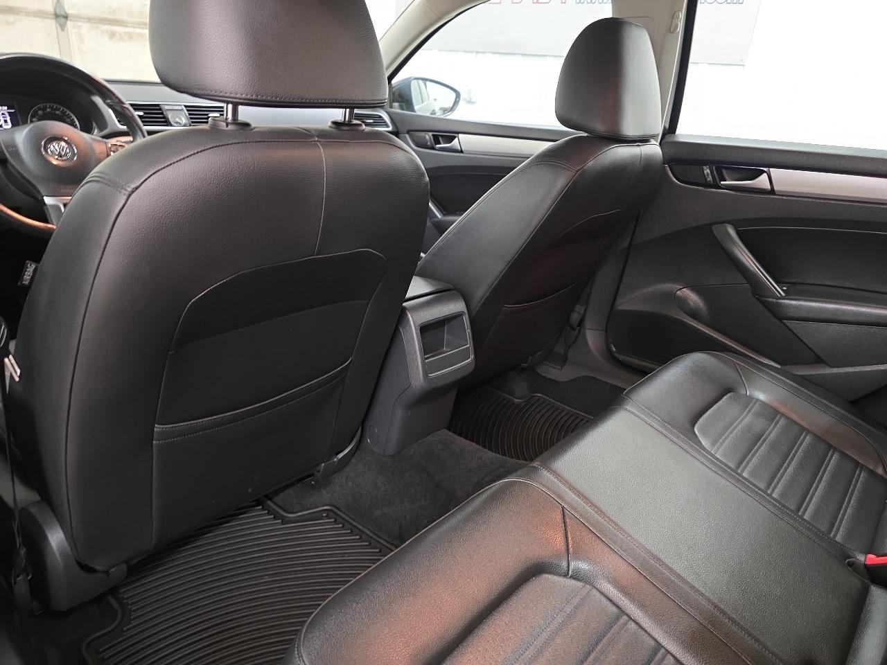 Volkswagen Passat 4dr Sdn 3.6L V6 DSG SE w/Sunroof 2012