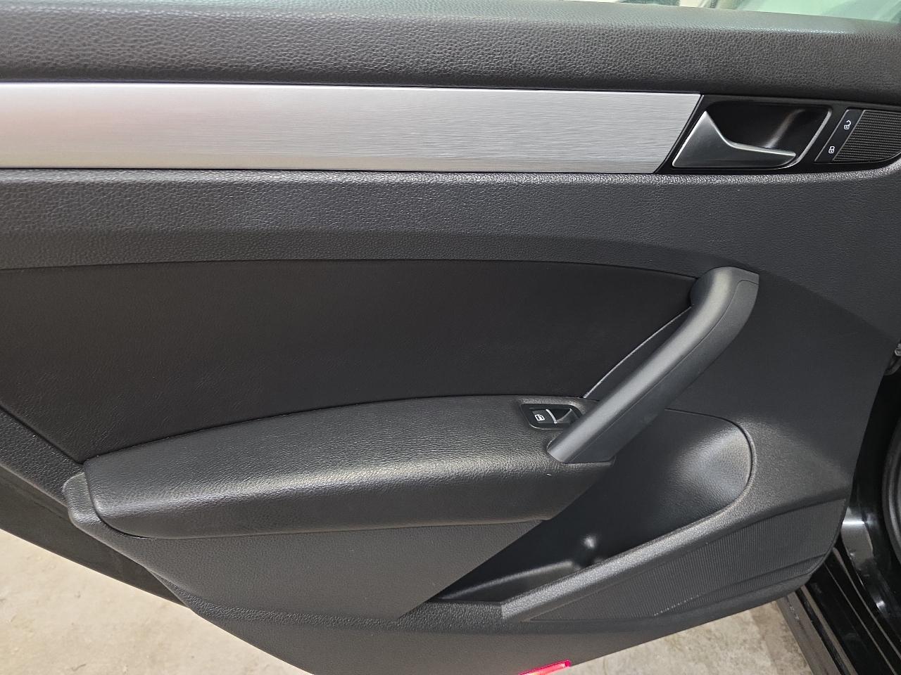 Volkswagen Passat 4dr Sdn 3.6L V6 DSG SE w/Sunroof 2012