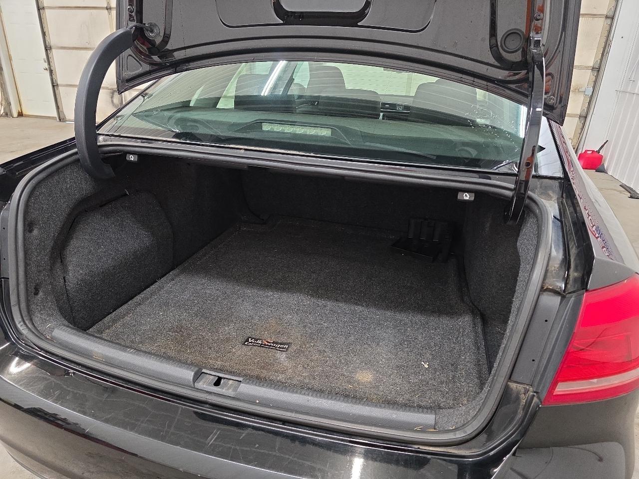 Volkswagen Passat 4dr Sdn 3.6L V6 DSG SE w/Sunroof 2012