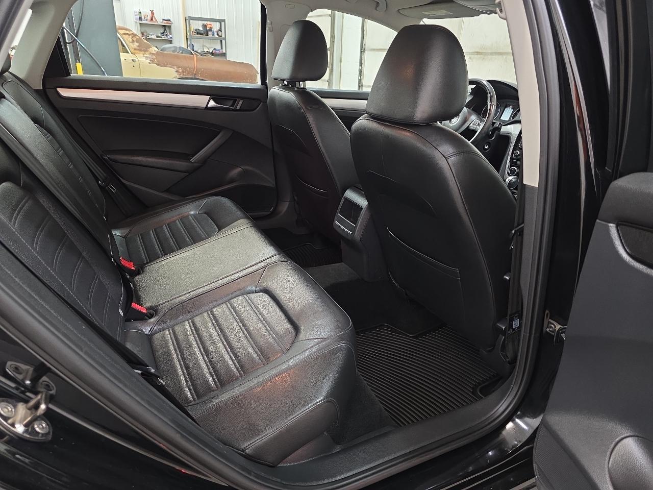 Volkswagen Passat 4dr Sdn 3.6L V6 DSG SE w/Sunroof 2012